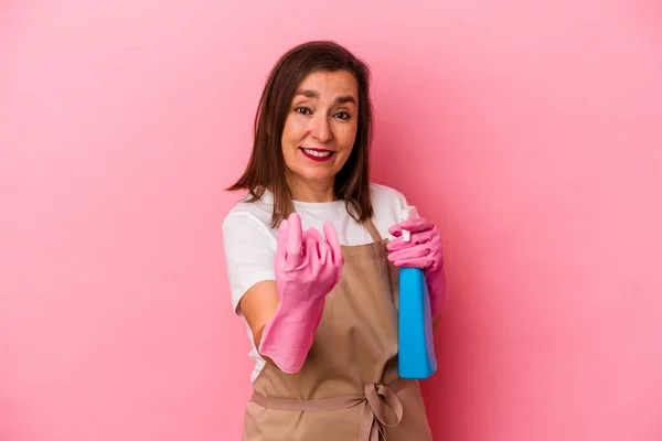 Middelbare Leeftijd Blanke Vrouw Schoonmaken Huis Geïsoleerd Roze Achtergrond Wijzend — Stockfoto