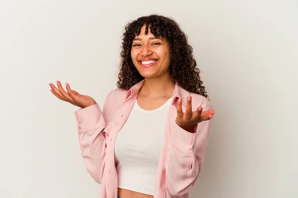 Jonge Gemengde Ras Vrouw Geïsoleerd Witte Achtergrond Vrolijk Lachen Veel — Stockfoto
