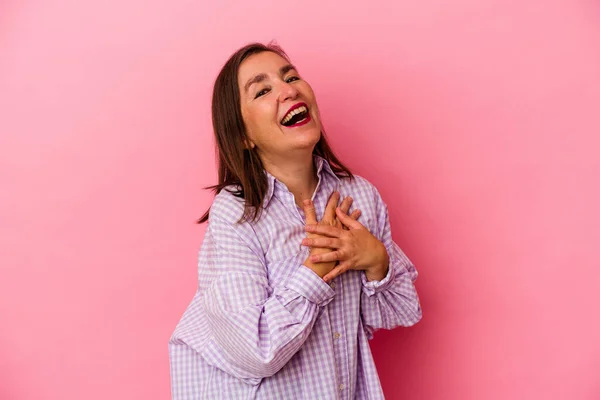 Καυκάσια Γυναίκα Μέσης Ηλικίας Απομονωμένη Ροζ Φόντο Γελώντας Κρατώντας Χέρια — Φωτογραφία Αρχείου