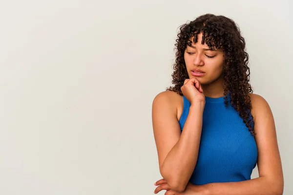 Jong Gemengd Ras Vrouw Geïsoleerd Witte Achtergrond Kijken Zijwaarts Met — Stockfoto