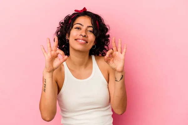 Jong Krullend Latijn Vrouw Geïsoleerd Roze Achtergrond Vrolijk Zelfverzekerd Tonen — Stockfoto