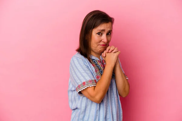 Καυκάσια Γυναίκα Μέσης Ηλικίας Απομονωμένη Ροζ Φόντο Φοβισμένη Και Φοβισμένη — Φωτογραφία Αρχείου