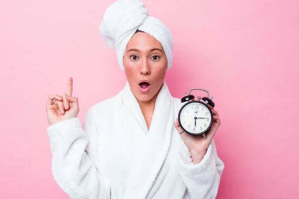 Joven Mujer Australiana Saliendo Ducha Tarde Aislado Sobre Fondo Rosa — Foto de Stock