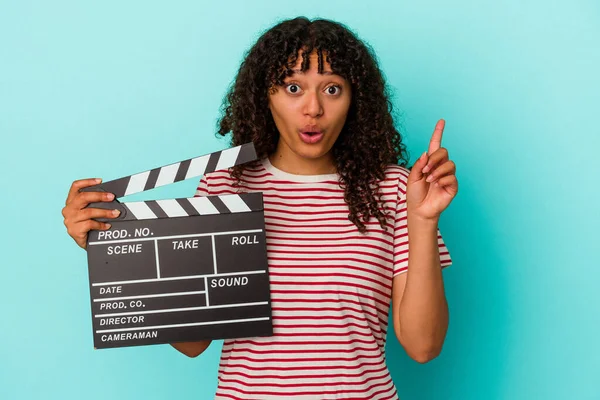 Jonge Gemengde Ras Vrouw Met Een Clapperboard Geïsoleerd Blauwe Achtergrond — Stockfoto