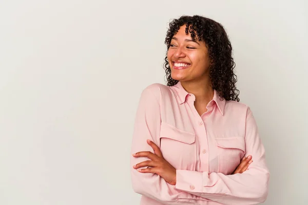 Jong Gemengd Ras Vrouw Geïsoleerd Witte Achtergrond Glimlachen Zelfverzekerd Met — Stockfoto