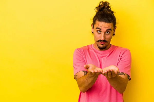 Junge Kaukasische Mann Mit Langen Haaren Isoliert Auf Gelbem Hintergrund — Stockfoto