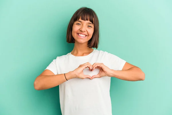 Jovem Mista Mulher Isolada Azul Sorrindo Mostrando Uma Forma Coração — Fotografia de Stock