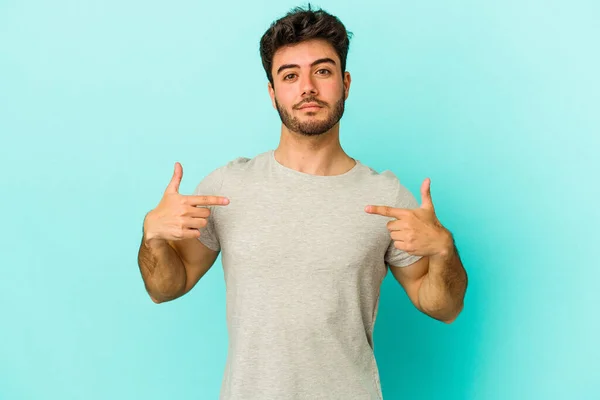 Ung Kaukasisk Man Isolerad Blå Bakgrund Person Pekar För Hand — Stockfoto