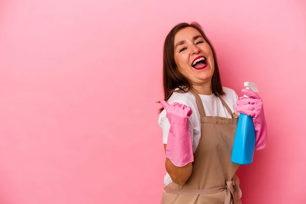 Middelbare Leeftijd Blanke Vrouw Schoonmaken Huis Geïsoleerd Roze Achtergrond Punten — Stockfoto