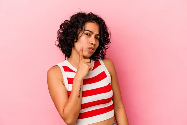 Jonge Krullende Latijn Vrouw Geïsoleerd Roze Achtergrond Overweegt Het Plannen — Stockfoto