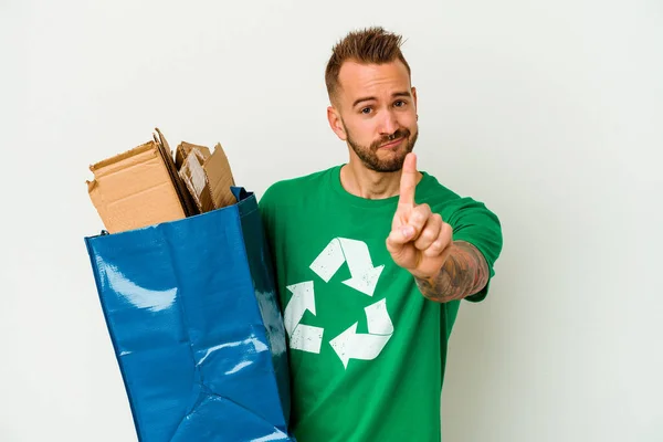 Junge Kaukasische Tätowierte Mann Recyclingkarton Isoliert Auf Weißem Hintergrund Zeigt — Stockfoto