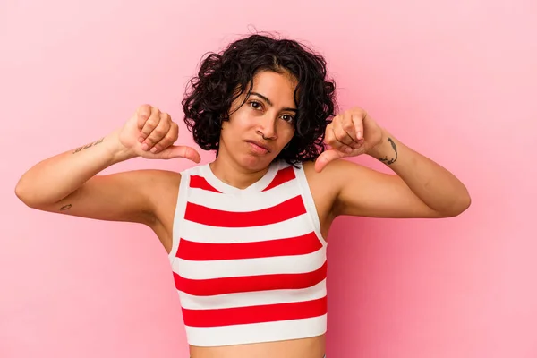 Jonge Krullende Latijnse Vrouw Geïsoleerd Roze Achtergrond Toont Een Afkeer — Stockfoto