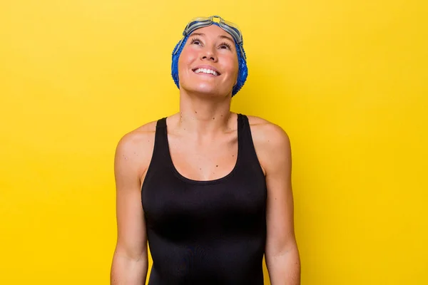 Giovane Donna Nuotatrice Australiana Isolata Sfondo Giallo Rilassato Felice Ridere — Foto Stock