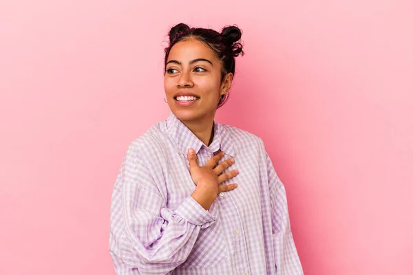 Mujer Latina Joven Aislada Sobre Fondo Rosa Mira Lado Sonriente —  Fotos de Stock