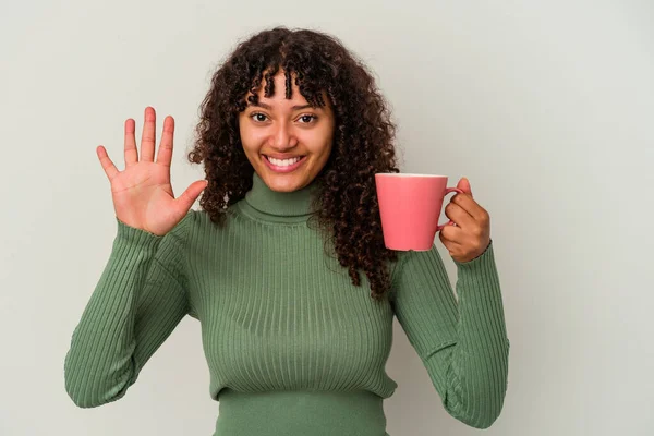 Giovane Donna Razza Mista Che Tiene Una Tazza Isolata Sfondo — Foto Stock