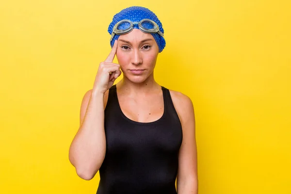 Giovane Donna Nuotatrice Australiana Isolata Sfondo Giallo Puntando Tempio Con — Foto Stock