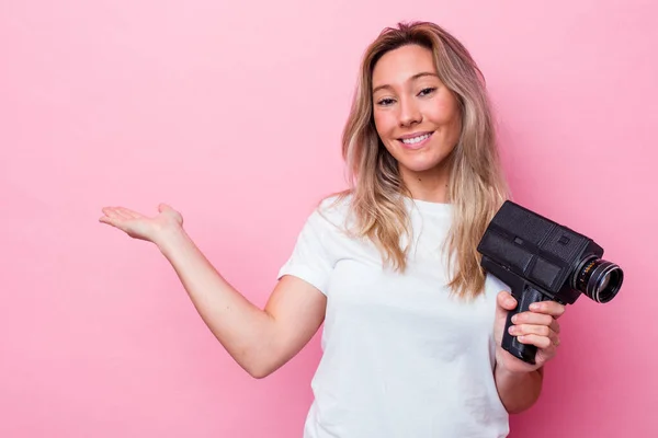 Giovane Donna Australiana Che Filma Con Una Videocamera Vintage Isolata — Foto Stock