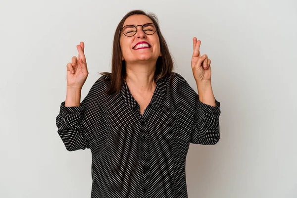 Mujer Caucásica Mediana Edad Aislada Sobre Fondo Blanco Cruzando Dedos — Foto de Stock