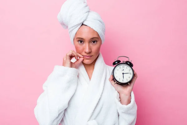 Joven Australiana Saliendo Ducha Tarde Aislada Sobre Fondo Rosa Con —  Fotos de Stock