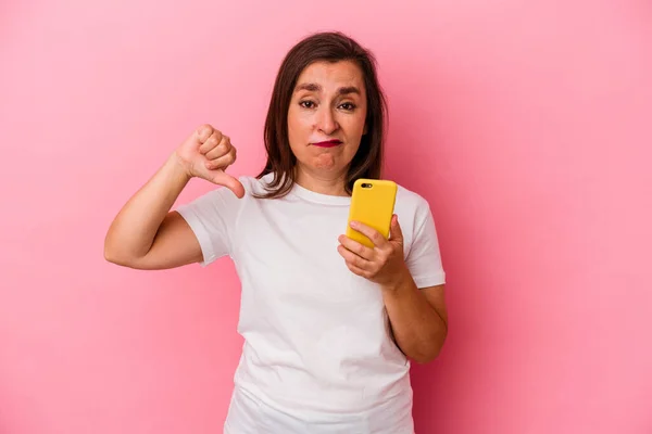 Medelålders Kaukasiska Kvinna Som Håller Mobiltelefon Isolerad Rosa Bakgrund Visar — Stockfoto