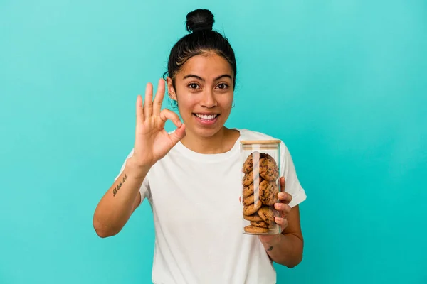 Ung Latinamerikansk Kvinna Håller Kakburk Isolerad Blå Bakgrund Glad Och — Stockfoto