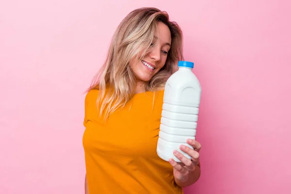 Junge Australische Frau Hält Eine Flasche Milch Isoliert Auf Rosa — Stockfoto