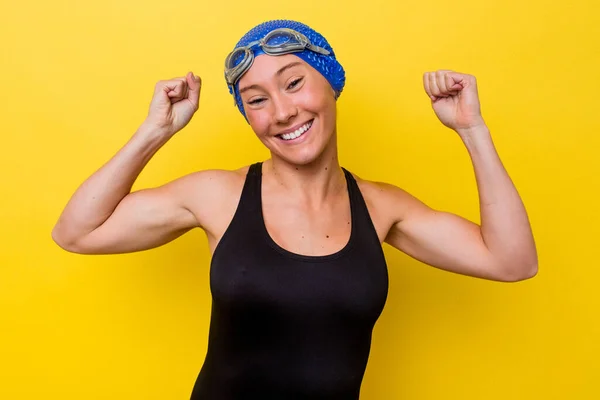Giovane Donna Nuotatrice Australiana Isolata Sfondo Giallo Mostrando Gesto Forza — Foto Stock