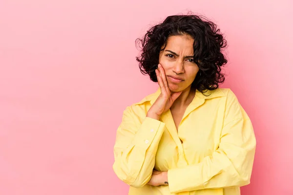 Junge Lockige Lateinamerikanische Frau Isoliert Auf Rosa Hintergrund Die Traurig — Stockfoto