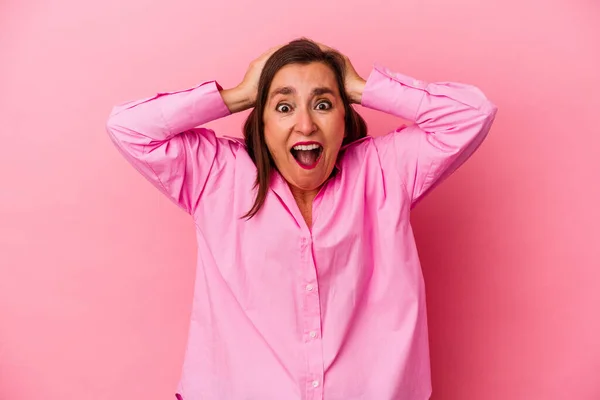 Mujer Caucásica Mediana Edad Aislada Sobre Fondo Rosa Gritando Muy —  Fotos de Stock