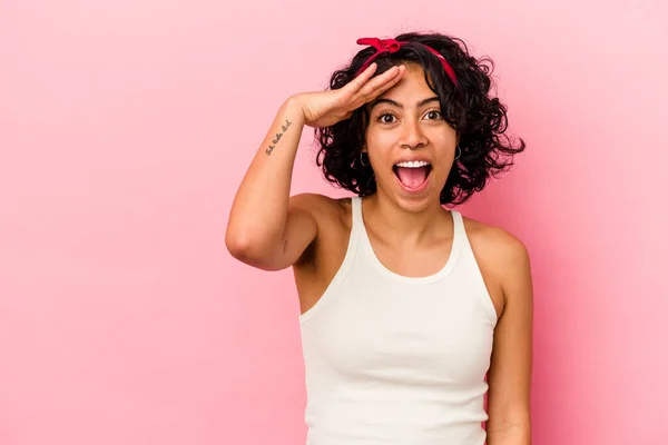 Jovem Mulher Latina Encaracolado Isolado Fundo Rosa Gritos Voz Alta — Fotografia de Stock