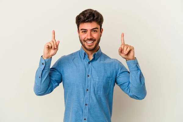 Ung Kaukasisk Man Isolerad Vit Bakgrund Indikerar Med Båda Framfingrarna — Stockfoto