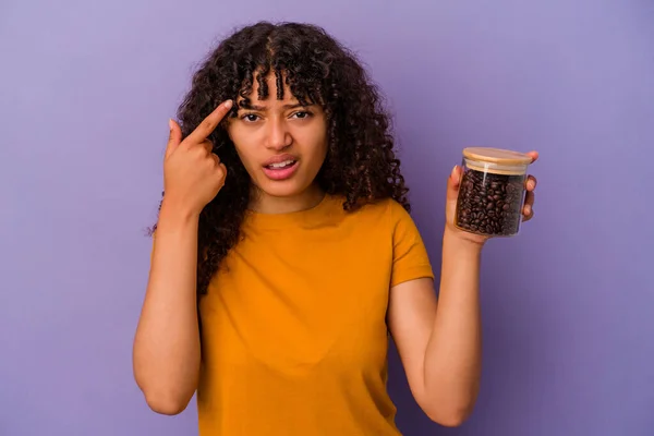 Giovane Donna Razza Mista Possesso Una Bottiglia Chicchi Caffè Isolato — Foto Stock