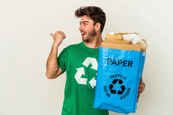 Junge Kaukasische Mann Recycling Pappe Isoliert Auf Weißem Hintergrund Punkte — Stockfoto