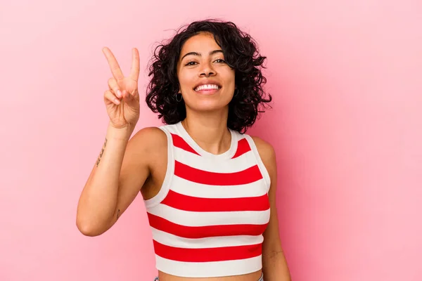 Jong Krullend Latijn Vrouw Geïsoleerd Roze Achtergrond Vreugdevol Zorgeloos Tonen — Stockfoto