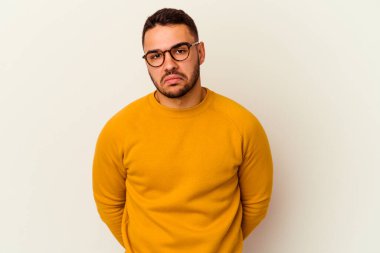 Beyaz arka planda soyutlanmış beyaz bir adam üzgün, ciddi bir yüz, mutsuz ve hoşnutsuz..