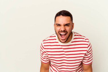 Beyaz arka planda izole genç beyaz adam çok kızgın, öfke kavramı bağırıyor, hayal kırıklığına uğramış.