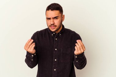 Beyaz arka planda izole genç beyaz adam onun hiç parası olmadığını gösteriyor.