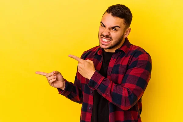 Young Caucasian Man Isolated Yellow Background Pointing Forefingers Copy Space — Stock Photo, Image