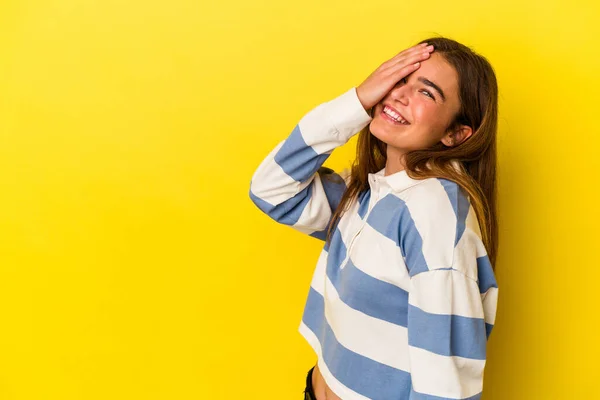 Giovane Donna Caucasica Isolata Sfondo Giallo Ridendo Felice Spensierata Emozione — Foto Stock