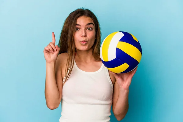 Jovem Caucasiana Jogando Vôlei Isolado Fundo Azul Ter Alguma Grande — Fotografia de Stock