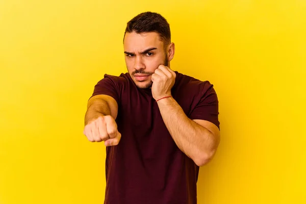 Joven Hombre Caucásico Aislado Sobre Fondo Amarillo Lanzando Puñetazo Ira — Foto de Stock