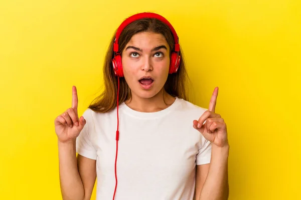 Νεαρή Καυκάσια Γυναίκα Που Ακούει Μουσική Απομονωμένη Κίτρινο Φόντο Ανοιχτό — Φωτογραφία Αρχείου