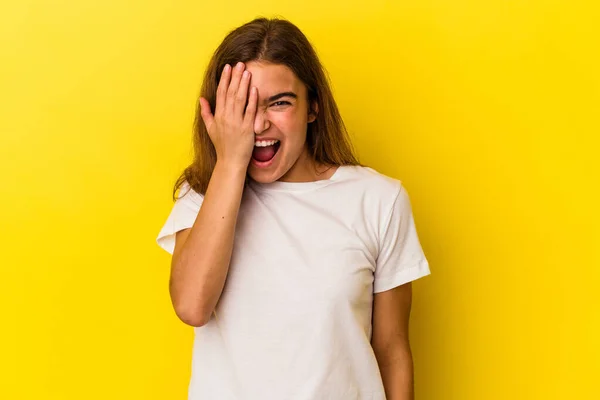 Jeune Femme Caucasienne Isolée Sur Fond Jaune Amusant Couvrir Moitié — Photo