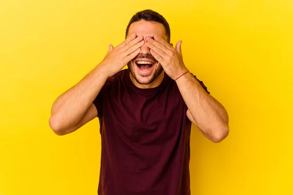 Jovem Caucasiano Isolado Fundo Amarelo Cobre Olhos Com Mãos Sorri — Fotografia de Stock