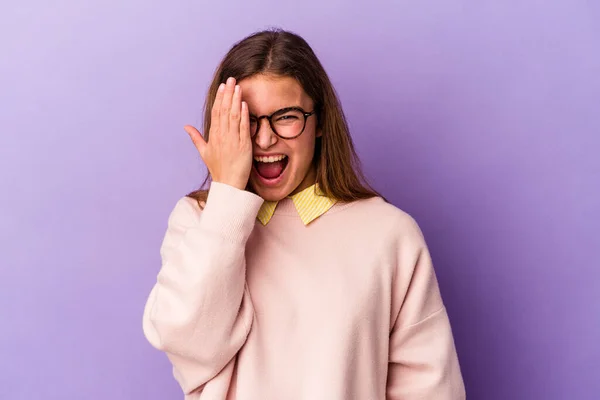 Junge Kaukasische Frau Isoliert Auf Lila Hintergrund Spaß Haben Die — Stockfoto