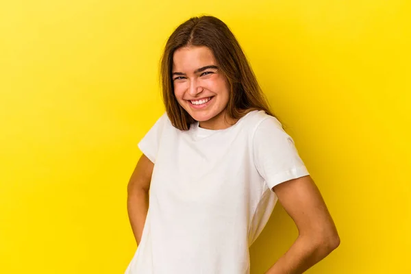 Sarı Arka Planda Izole Edilmiş Genç Beyaz Kadın Mutlu Güler — Stok fotoğraf