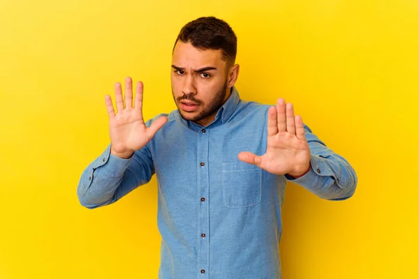 Jonge Blanke Man Geïsoleerd Gele Achtergrond Wordt Geschokt Door Een — Stockfoto