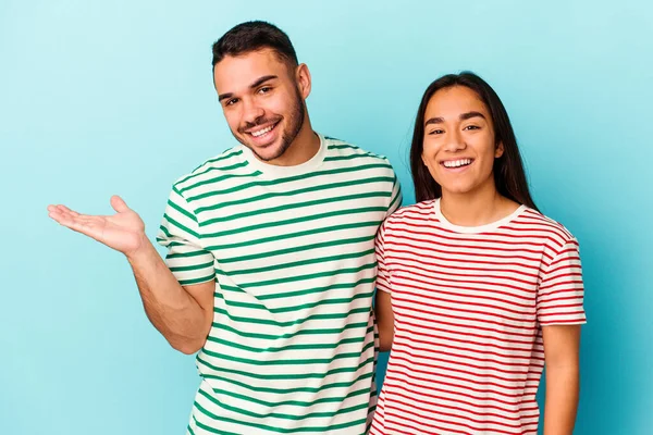 Jong Gemengd Ras Paar Geïsoleerd Blauwe Achtergrond Met Een Kopie — Stockfoto