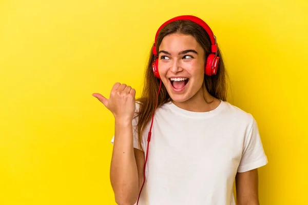 Mujer Caucásica Joven Escuchando Música Aislada Puntos Amarillos Fondo Con — Foto de Stock