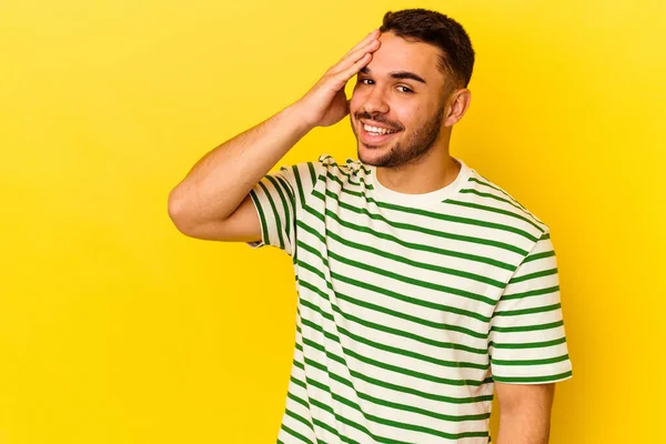 Joven Hombre Caucásico Aislado Sobre Fondo Amarillo Riendo Feliz Despreocupado — Foto de Stock